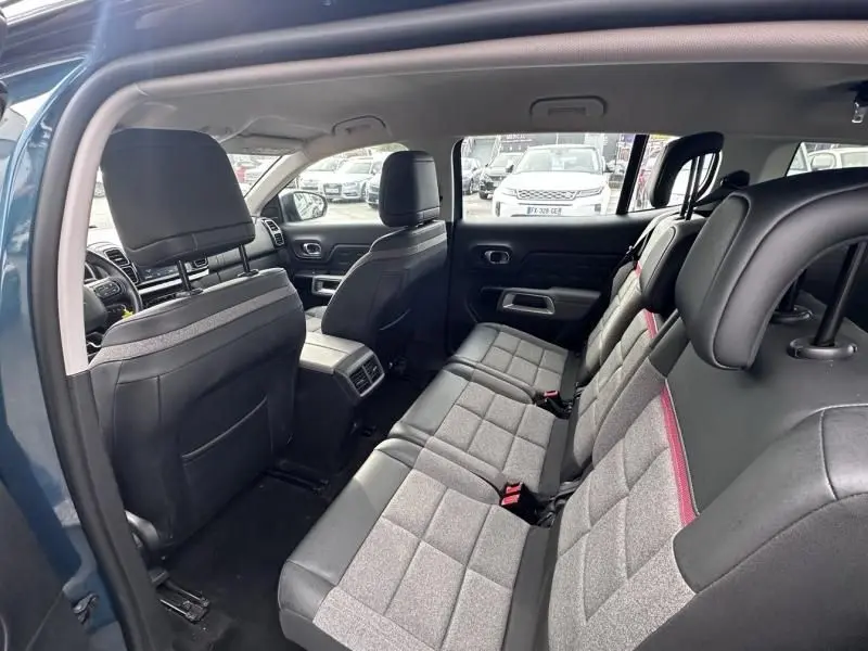 Vue intérieure arrière côté gauche du Citroën C5 Aircross Bleu Tijuca 2021, sièges tissu gris avec surpiqûres rouges.