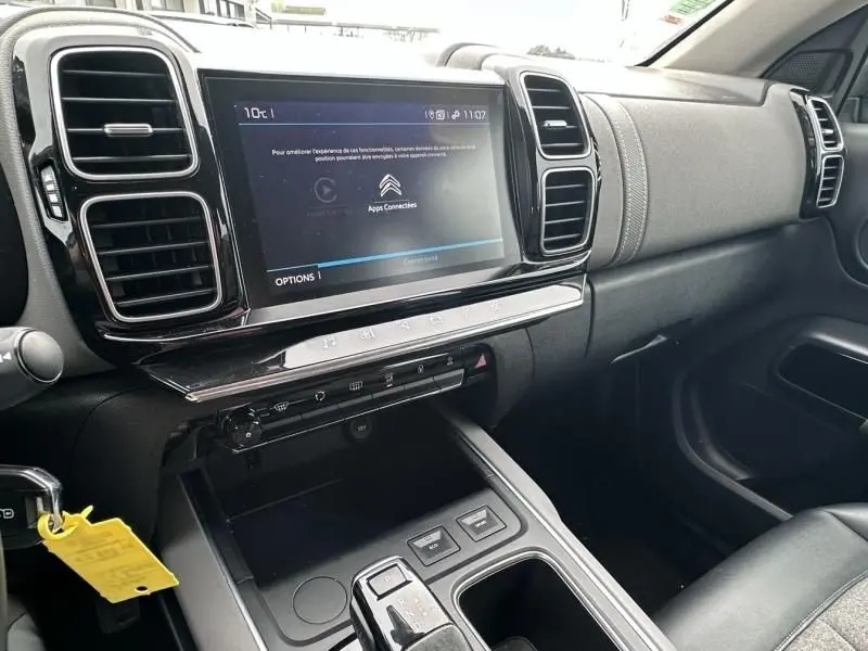 Vue intérieure côté passager du tableau de bord et console centrale du Citroën C5 Aircross 2021 avec écran tactile et finition noire.