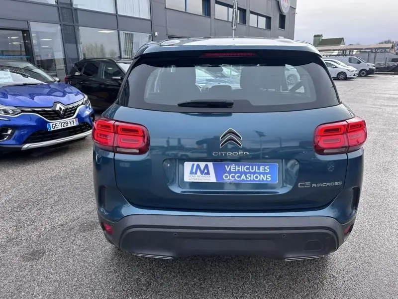 Vue arrière d'un Citroën C5 Aircross bleu Tijuca de 2021, avec feux rouges et logo Citroën bien visibles.