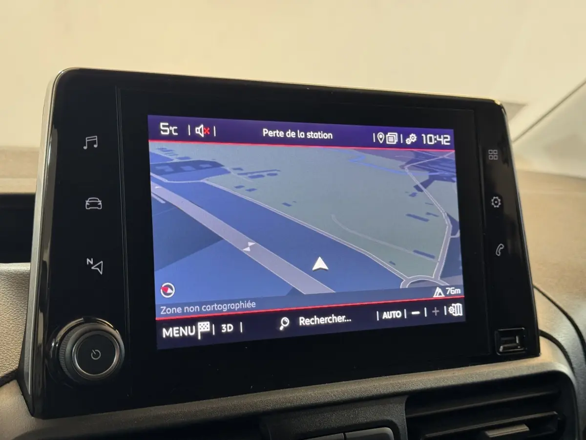 Écran tactile central du tableau de bord du Citroën Berlingo 2020 affichant la navigation GPS en intérieur.