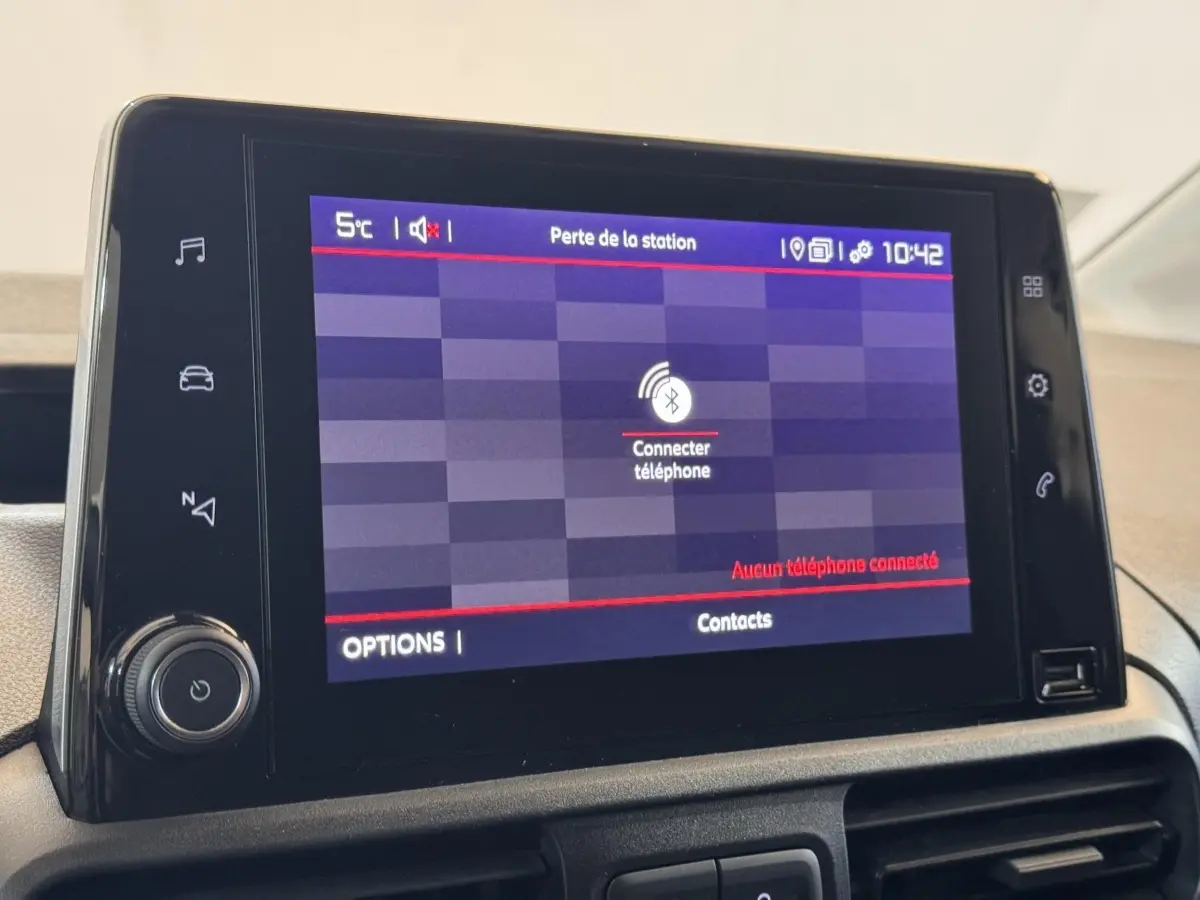 Écran tactile central de 8 pouces du Citroën Berlingo 2020 affichant la connexion Bluetooth, vue intérieure rapprochée.