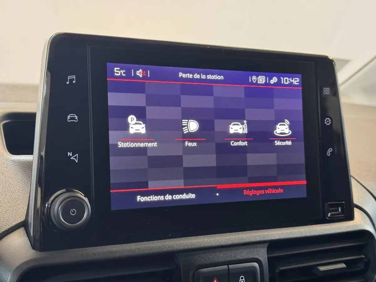 Écran tactile central du tableau de bord du Citroën Berlingo 2020 affichant les réglages de conduite.
