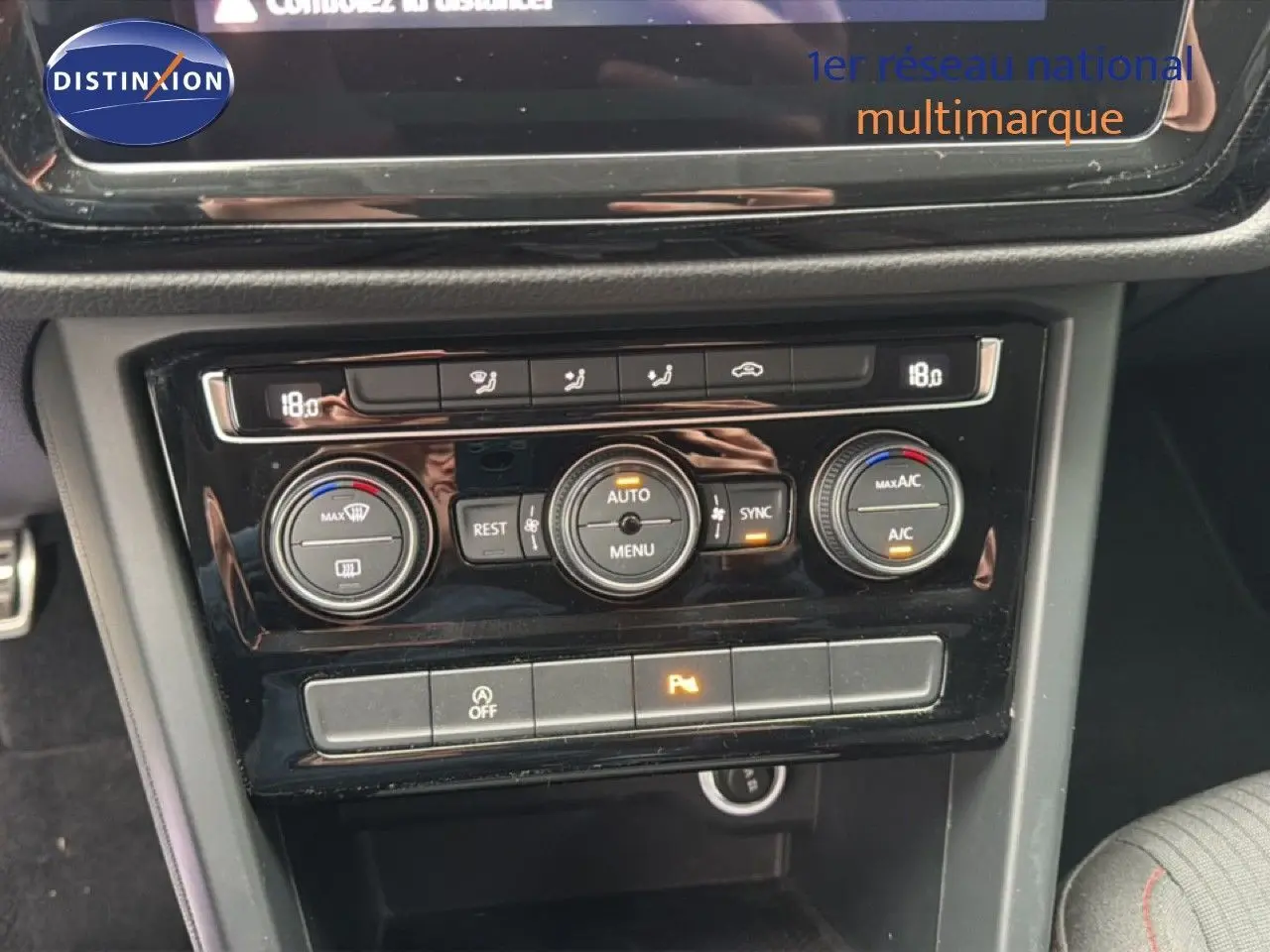 Détail de la console centrale du Volkswagen Touran 2018 montrant les commandes de climatisation automatique et les boutons de fonction.