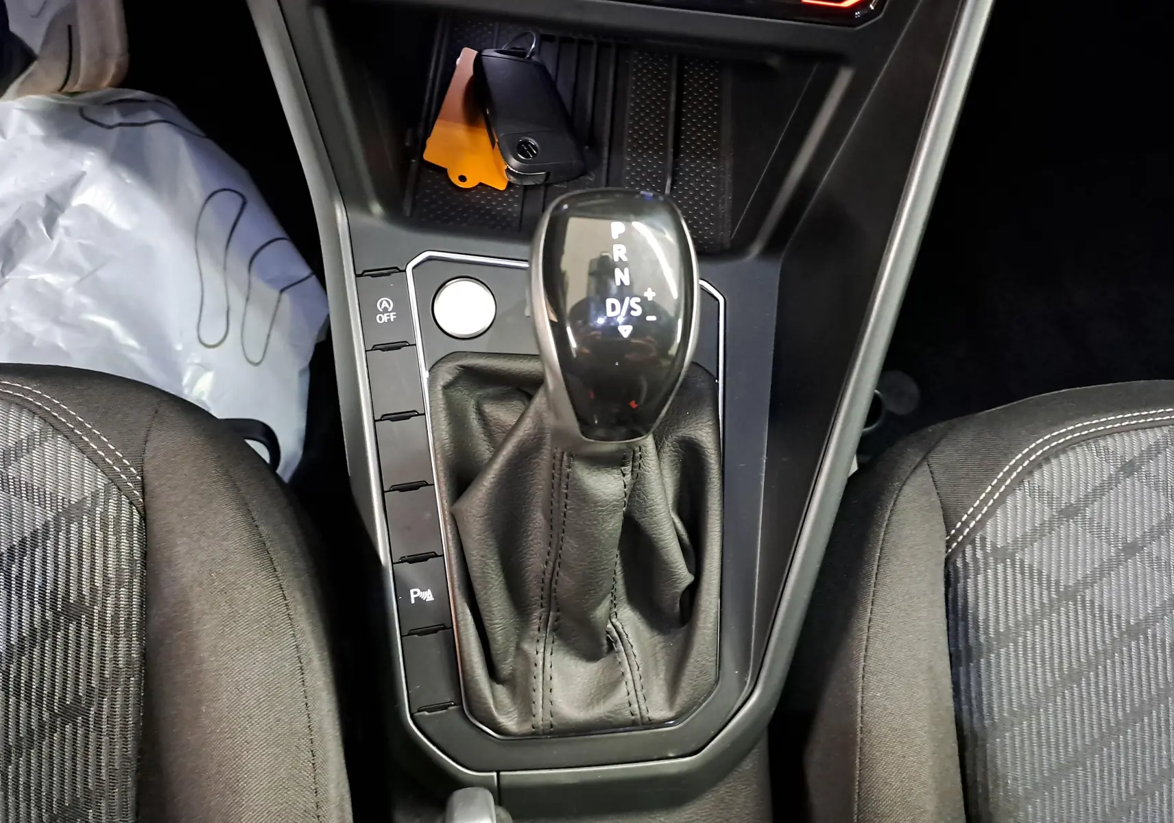 Vue rapprochée de la console centrale du Volkswagen Taigo 1.5 TSI 150 DSG7 R-Line avec levier de vitesse automatique.