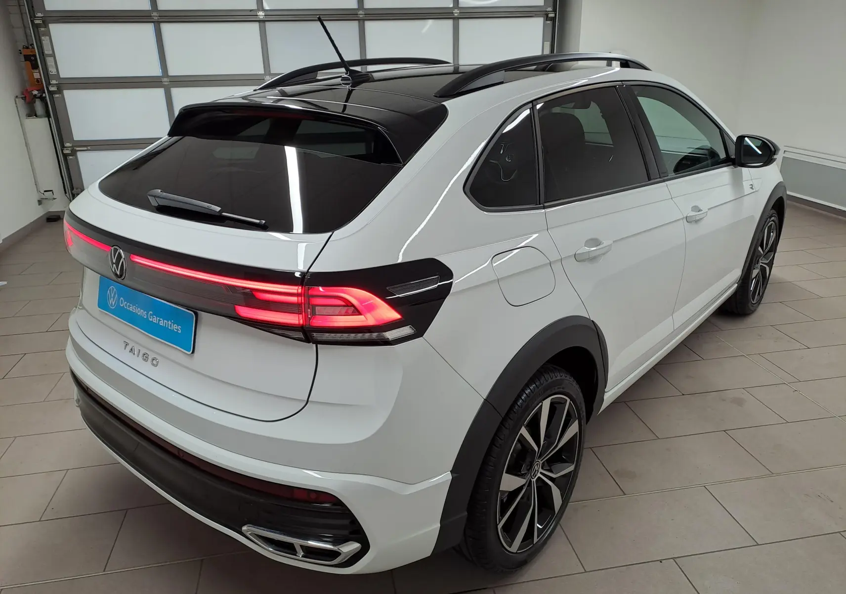 Volkswagen Taigo 1.5 TSI R-Line blanc toit noir, vue 3/4 arrière droit avec jantes alliage 18 pouces Misano.