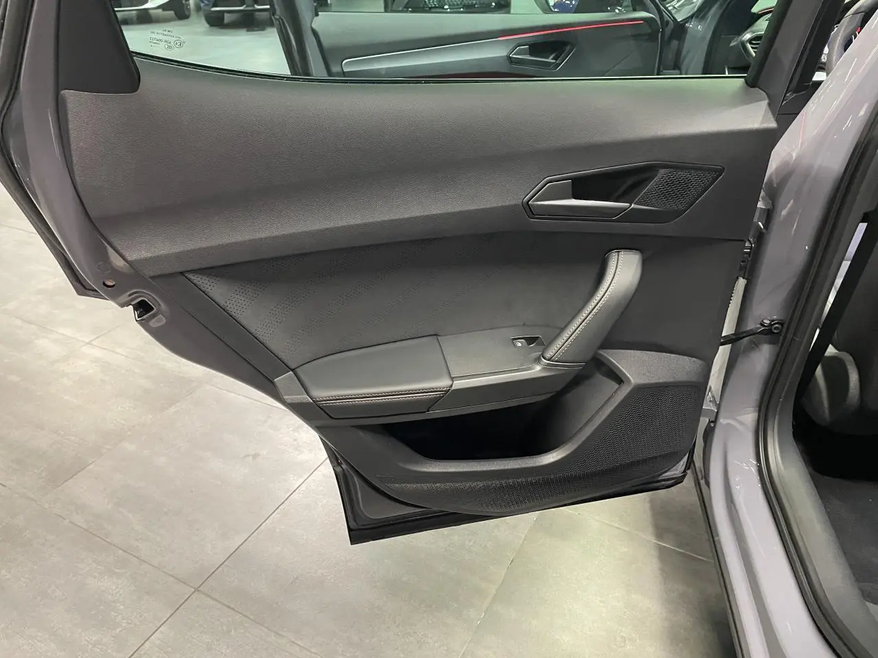 Vue rapprochée de la porte arrière gauche gris graphene du CUPRA Formentor 2026 avec poignée et habillage noir texturé.