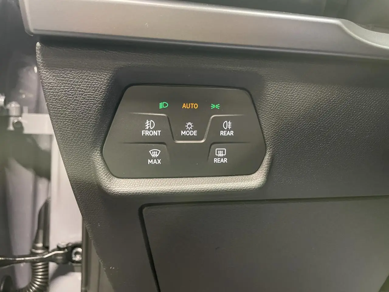 Gros plan sur les commandes d’éclairage et de désembuage du tableau de bord du CUPRA Formentor gris Graphene.