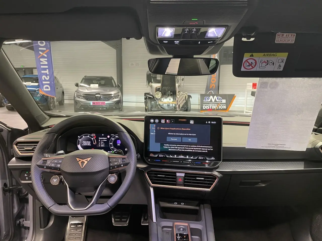 Vue intérieure avant du CUPRA Formentor gris Graphene, volant Supersports et écran tactile central HD 12,9 pouces.