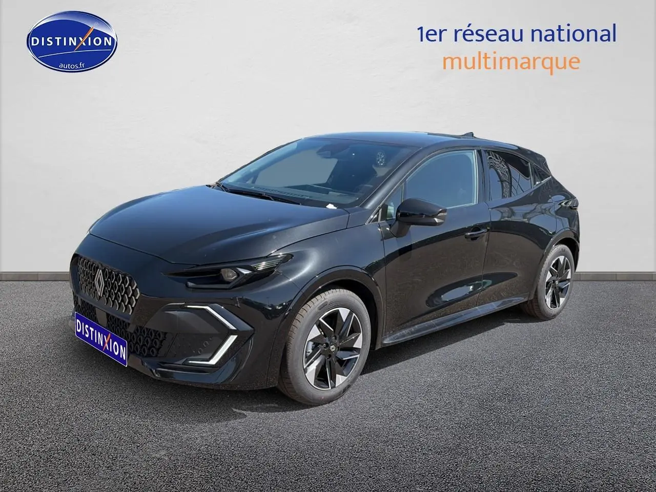 Renault Clio VI noire vue en 3/4 avant droit, avec calandre distinctive et jantes alliage 16 pouces.