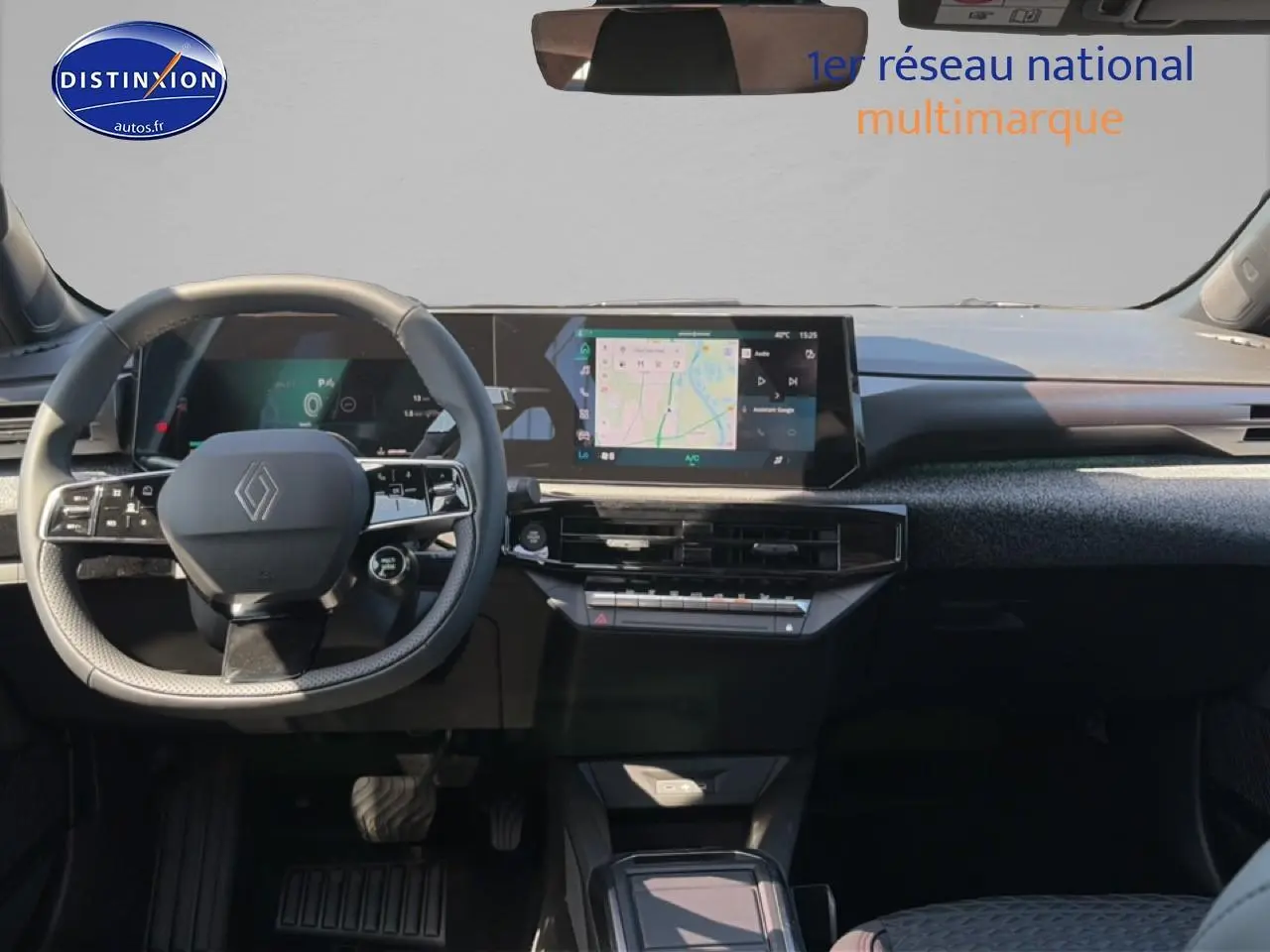 Vue intérieure frontale du tableau de bord de la Renault Clio VI noire avec écran tactile central et volant multifonction.