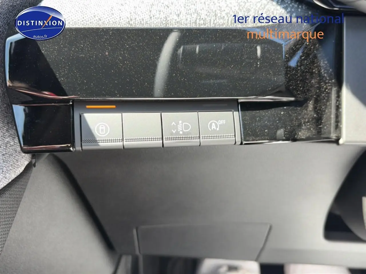 Détail des commandes intérieures noires de la Renault Clio VI 1.2 TCe 115 Techno EDC, vue de face.