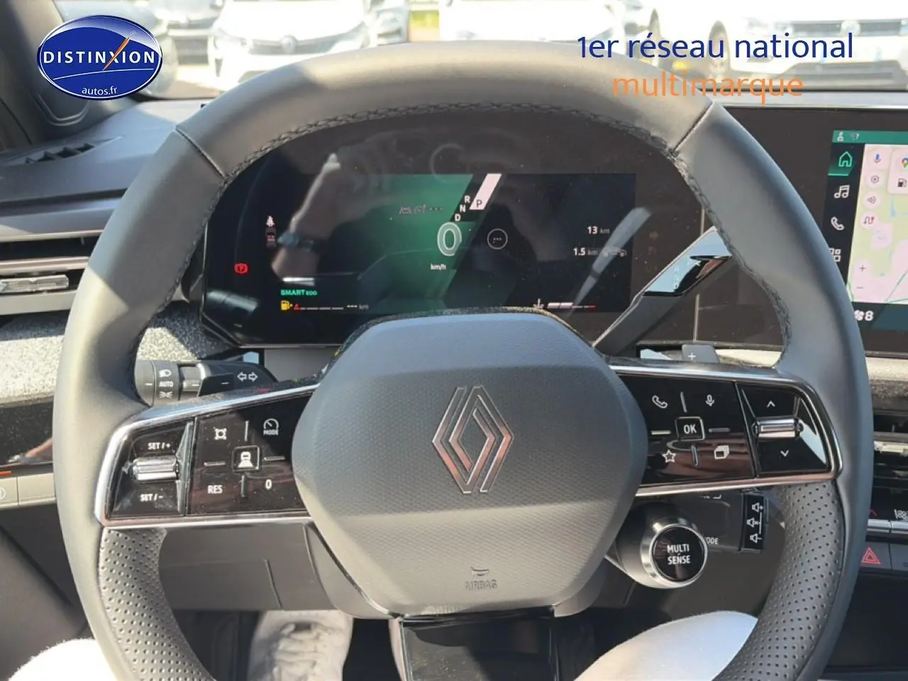 Vue rapprochée du volant noir de la Renault Clio VI 1.2 TCe 115 Techno EDC avec commandes intégrées et tableau de bord numérique.