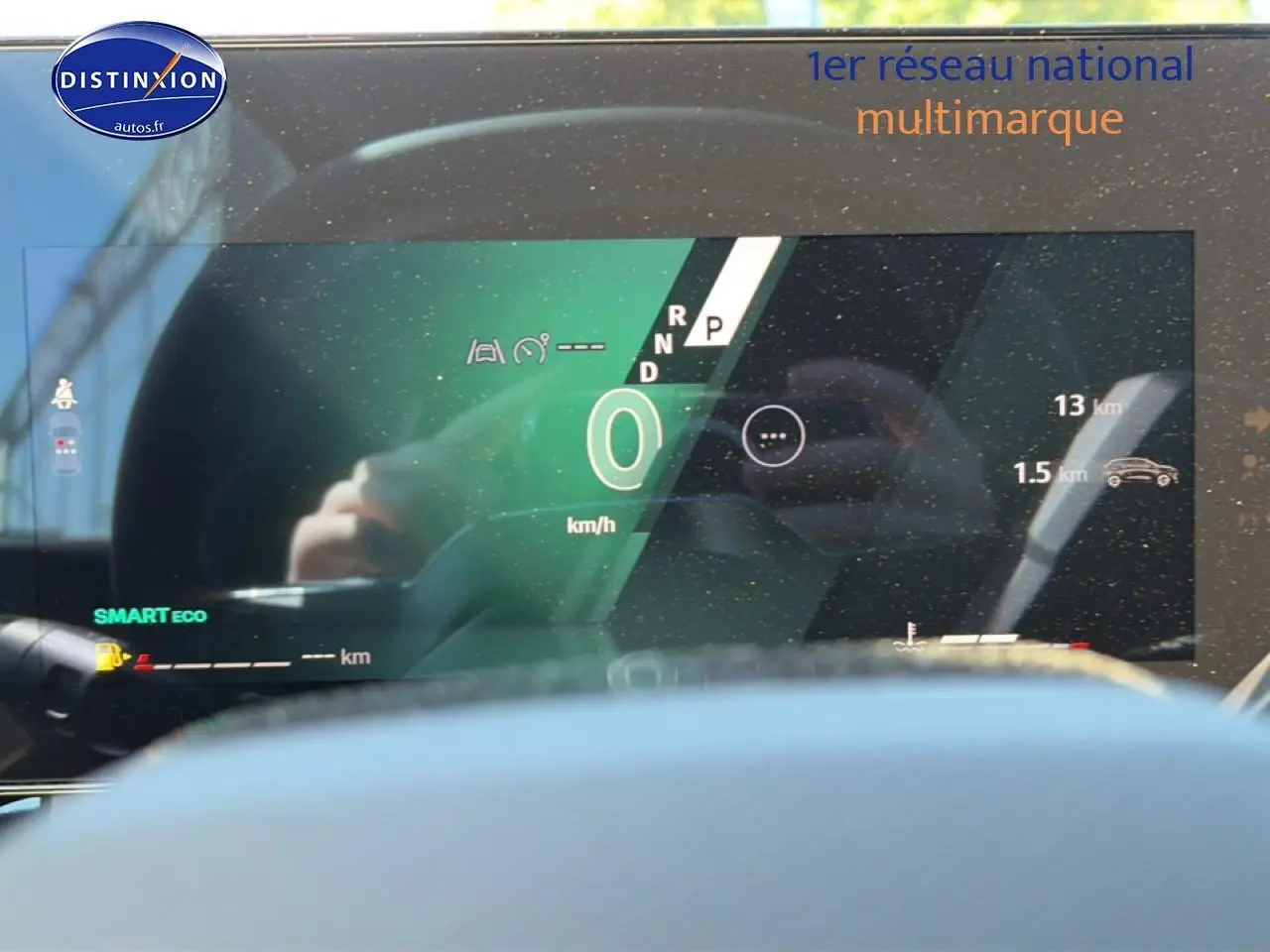 Affichage numérique du tableau de bord de la Renault Clio VI noir, vue frontale centrée sur l'écran multifonction.