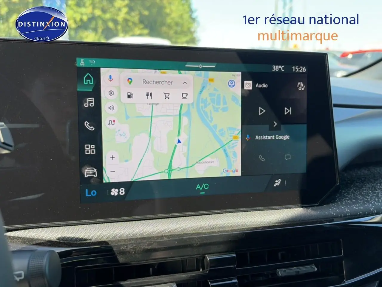 Écran multifonction couleur 10 pouces affichant la navigation Google dans l’habitacle d’une Renault Clio VI noire.