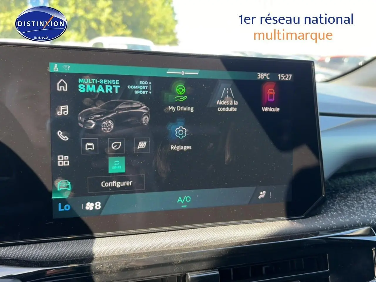 Écran tactile central de la Renault Clio VI noire montrant le mode de conduite Smart en intérieur.