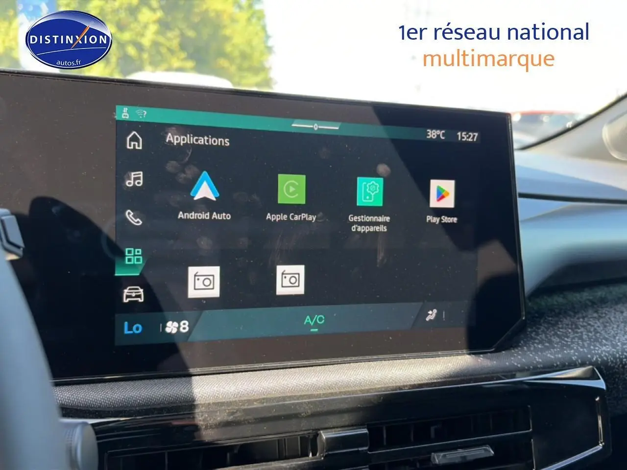 Écran multifonction couleur 10 pouces de la Renault Clio VI noir, vue intérieure centrée sur la console centrale.