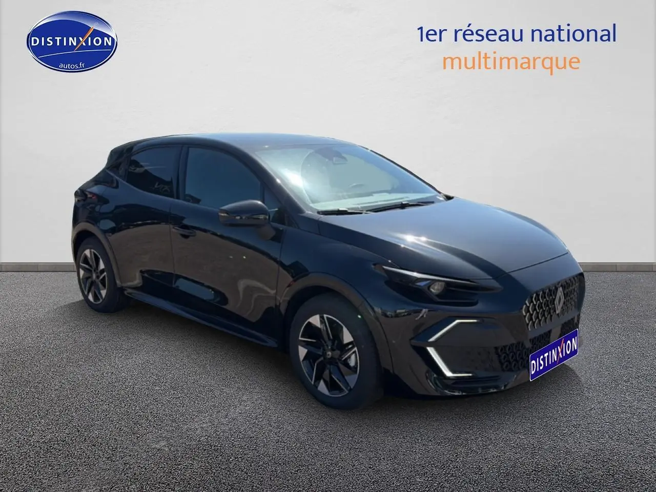 Renault Clio VI noire vue en 3/4 avant droit, avec phares LED et jantes alliage 16 pouces distinctives.