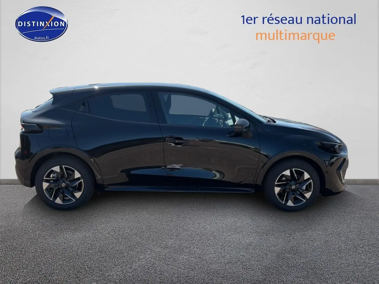 Profil droit de la Renault Clio VI noire 2026 avec jantes alliage 16 pouces et vitres teintées.