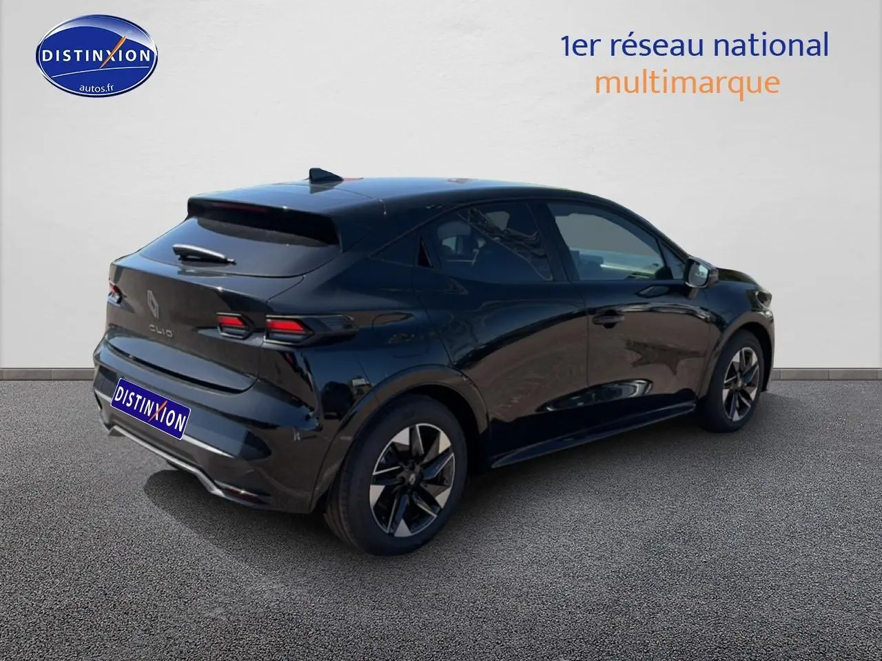 Renault Clio VI noire vue 3/4 arrière droit, avec jantes alliage et feux arrière LED distinctifs.