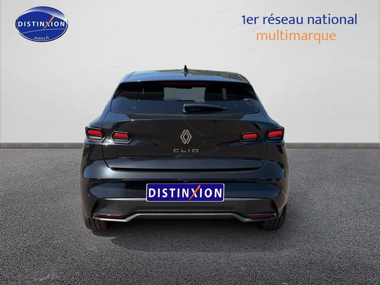 Vue arrière d'une Renault Clio VI noire, avec feux LED distinctifs et logo Renault centré sur le hayon.