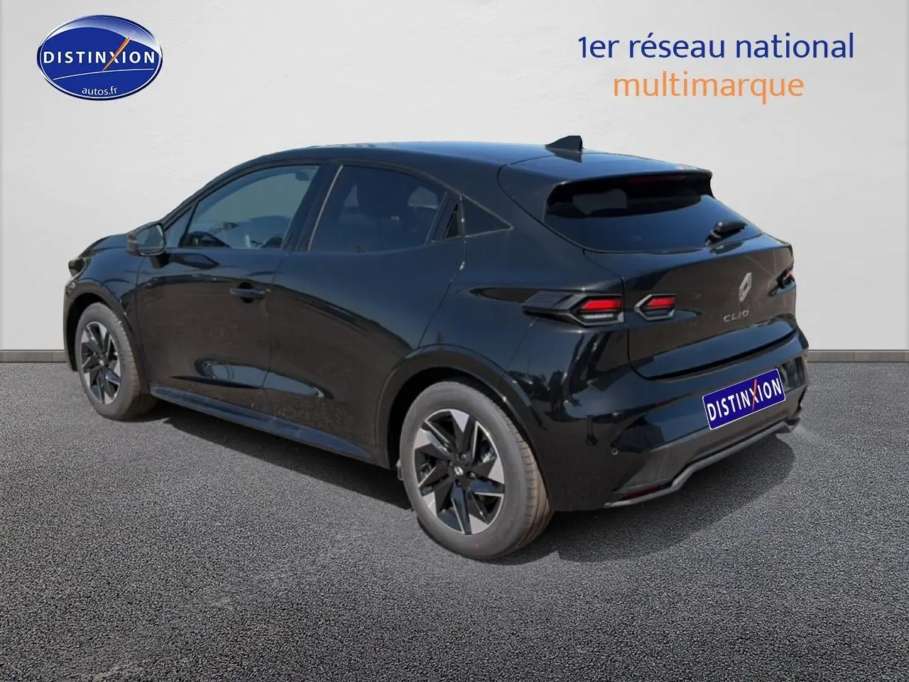Vue 3/4 arrière droite d'une Renault Clio VI noire avec jantes alliage et vitres teintées sur fond neutre.