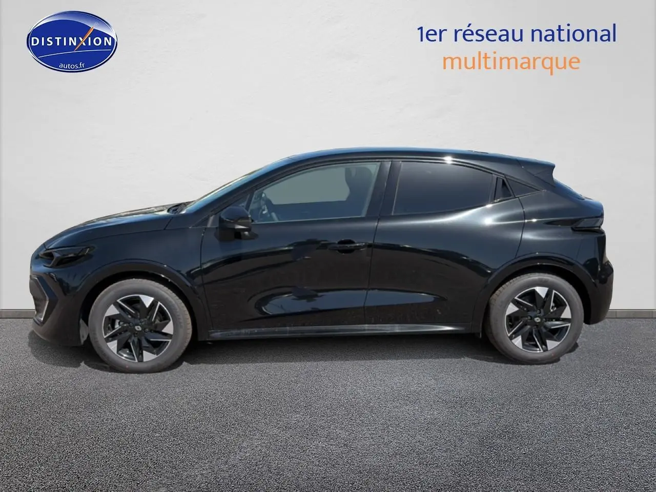 Profil côté gauche de la Renault Clio VI noire 2026 avec jantes alliage 16 pouces et vitres teintées.