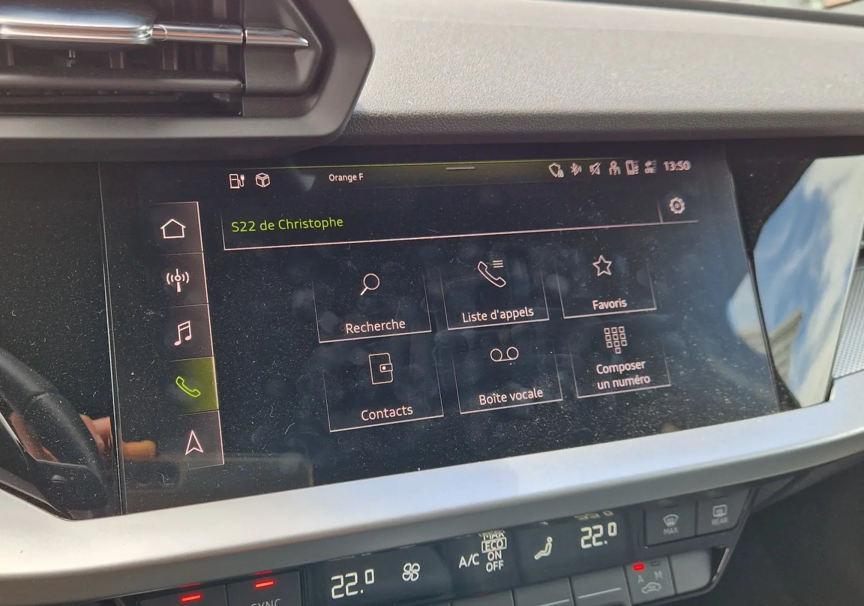 Écran tactile central de l'Audi A3 Sportback noir, affichant le menu appels avec commandes climatisation en dessous.