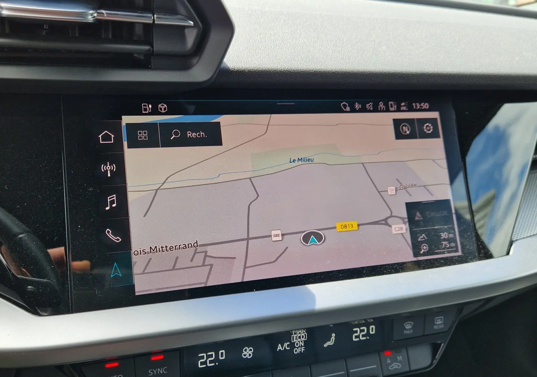 Écran tactile central de l’Audi A3 Sportback 40 TFSI-e 2021 affichant la navigation, avec commandes climatisation en dessous.