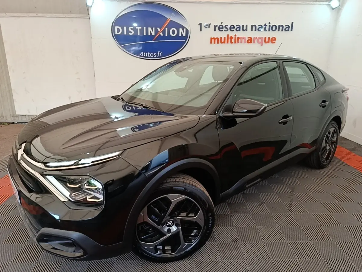 Vue 3/4 avant droite d'une Citroën C4 X noire 2023 avec phares LED et jantes alliage distinctives.