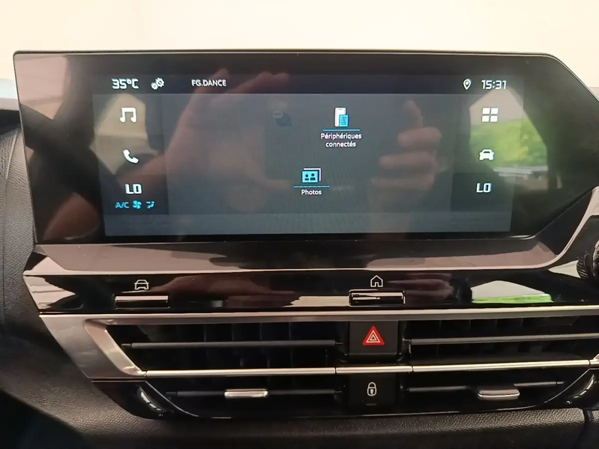 Écran tactile central noir du tableau de bord de la Citroën C4 X PureTech 130, avec commandes climatisation et alertes visibles.