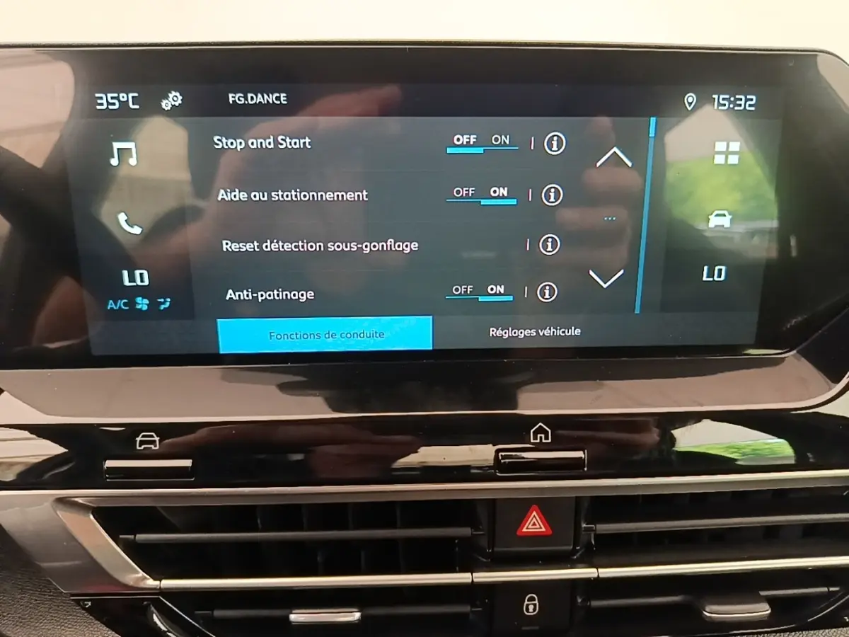 Écran tactile central de la Citroën C4 X 2023 affichant les réglages d’aide à la conduite et climatisation.
