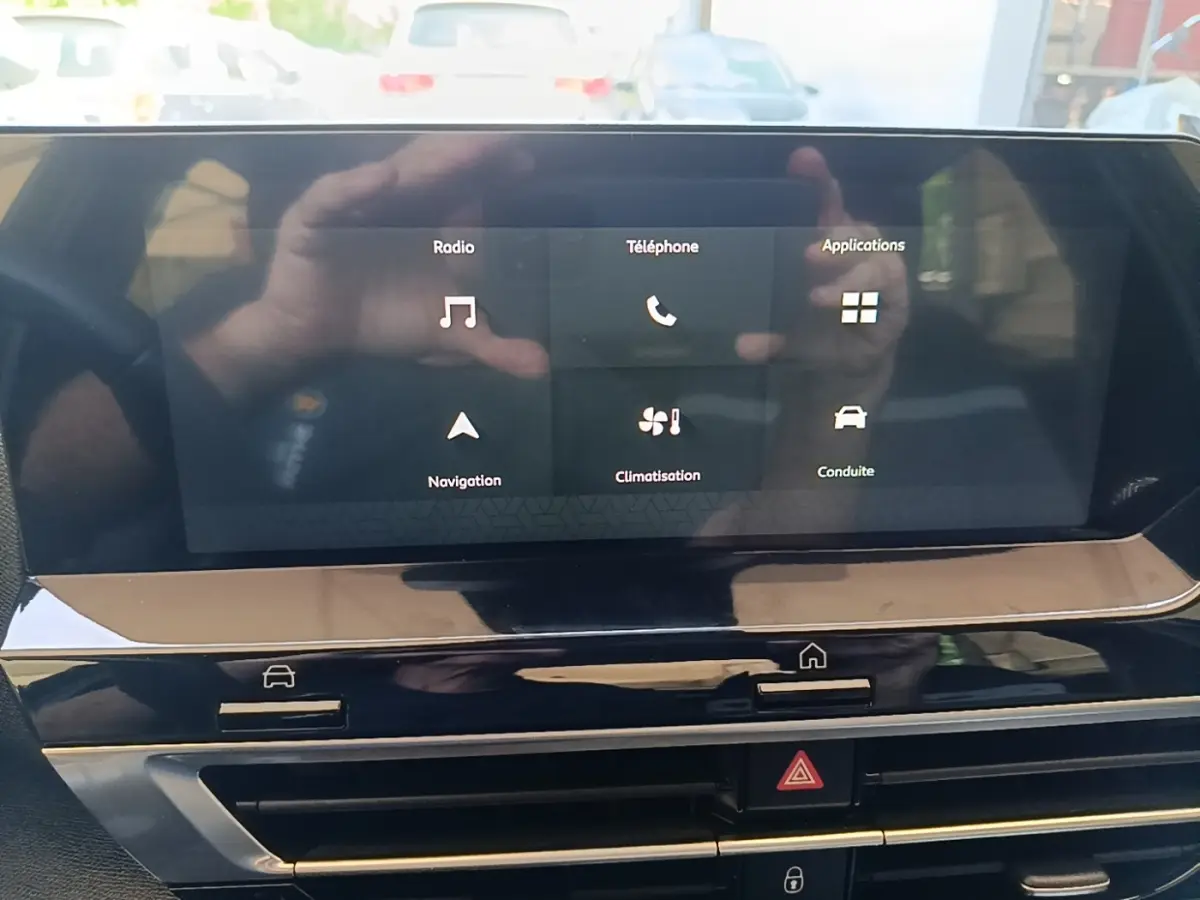 Écran tactile central affichant les options radio, téléphone, navigation et climatisation dans une Citroën C4 X 2023.