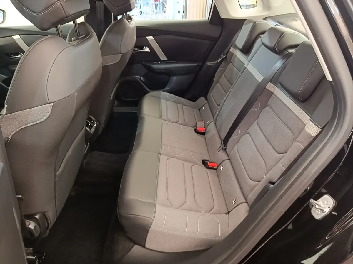 Vue intérieure côté droit des sièges arrière gris et noir du Citroën C4 X PureTech 130 S&S EAT8 Feel Pack 2023.