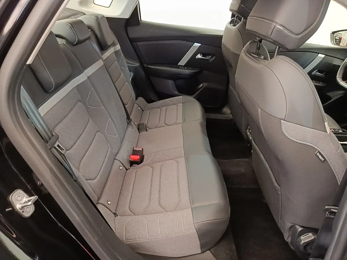 Vue intérieure côté gauche des sièges arrière gris et noirs du Citroën C4 X 2023, finition Feel Pack.