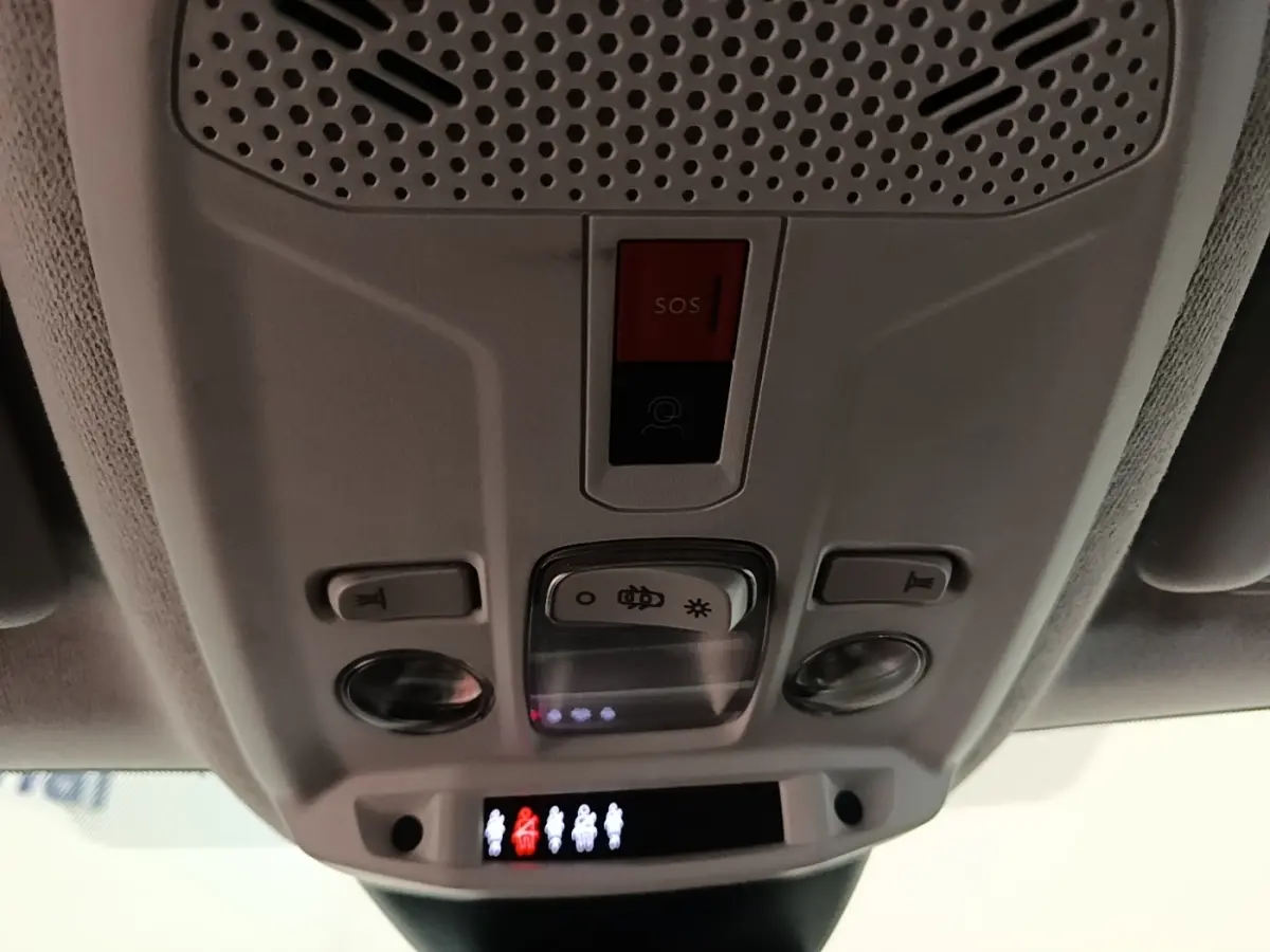Vue en gros plan du plafonnier intérieur gris clair avec boutons SOS et éclairage de la Citroën C4 X noire.