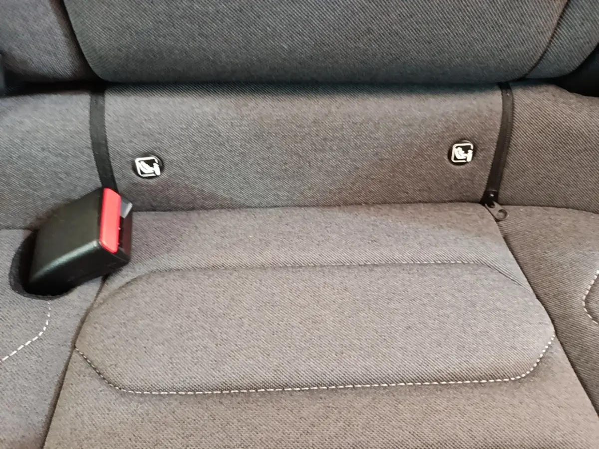 Détail de la banquette arrière grise du Citroën C4 X 2023 avec fixation Isofix et boucle de ceinture visible.
