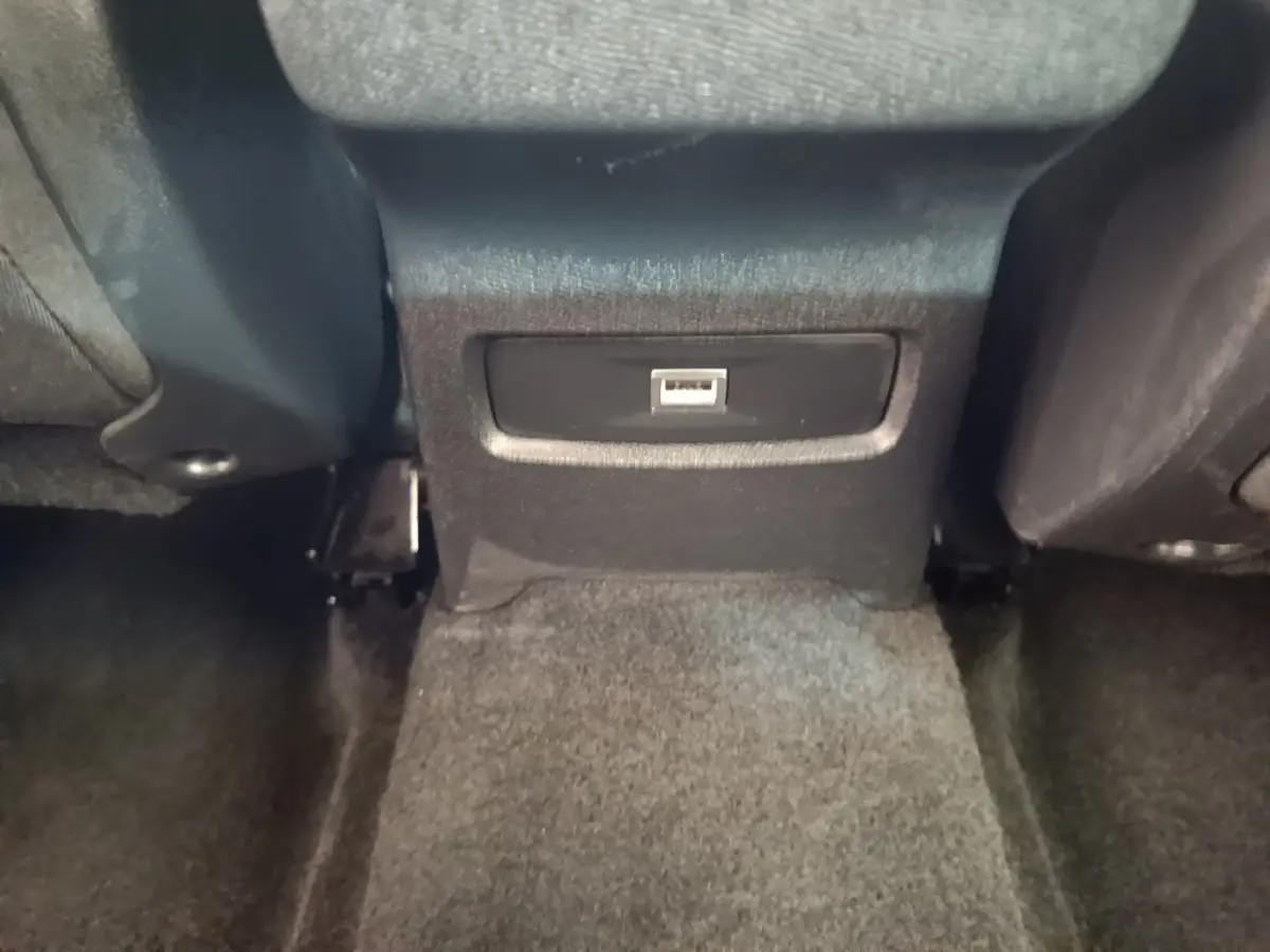 Prise USB arrière noire vue en gros plan sur le plancher du Citroën C4 X PureTech 130 Feel Pack 2023.