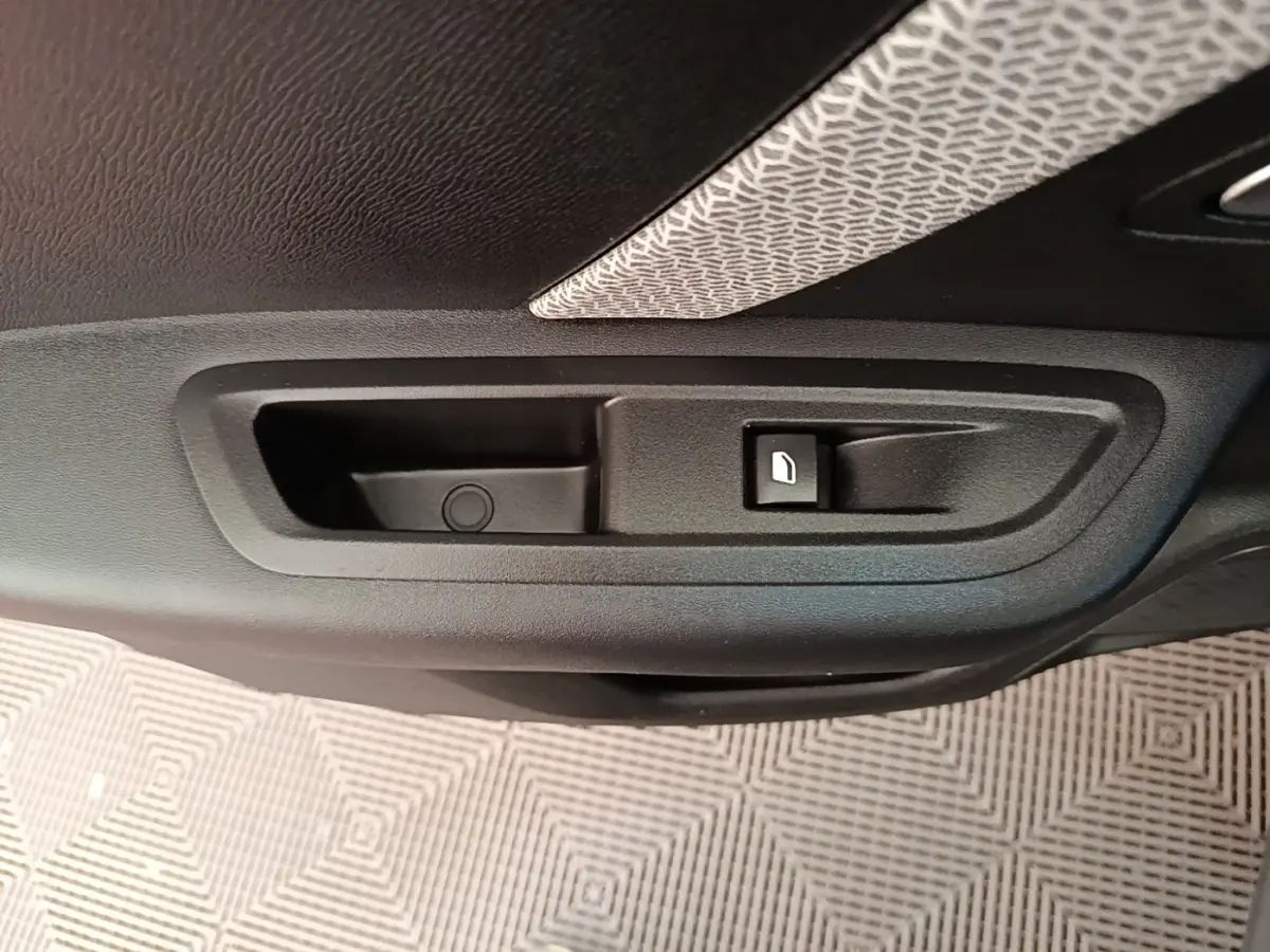 Détail de la commande de verrouillage de porte intérieure noire sur la portière d’une Citroën C4 X 2023.