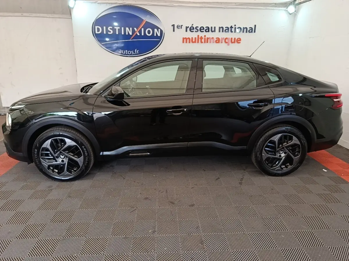 Profil droit d'une Citroën C4 X noire 2023 avec jantes noires et feux arrière LED distinctifs.