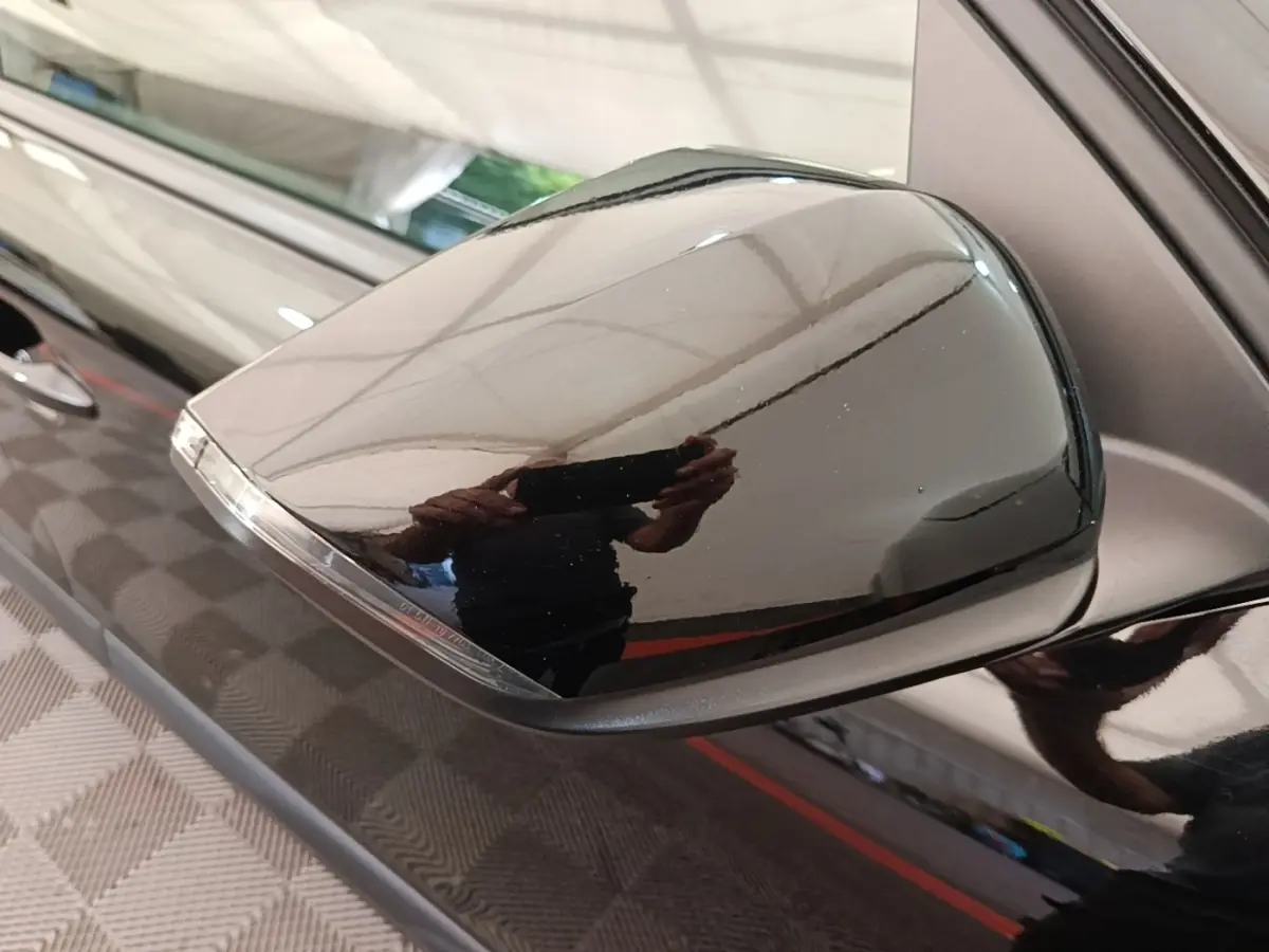 Rétroviseur noir côté conducteur de la Citroën C4 X 2023, avec clignotant intégré, vue rapprochée.
