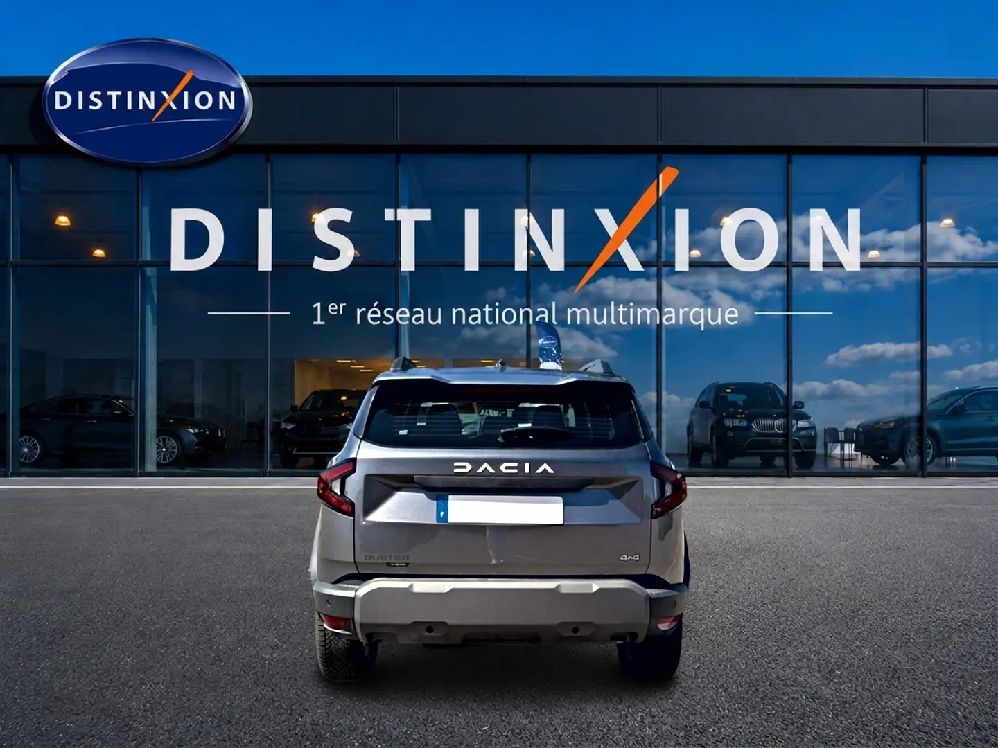 Vue arrière d'un Dacia Duster gris schiste 2026 avec logo DACIA et badge 4x4, devant une vitrine Distinxion.