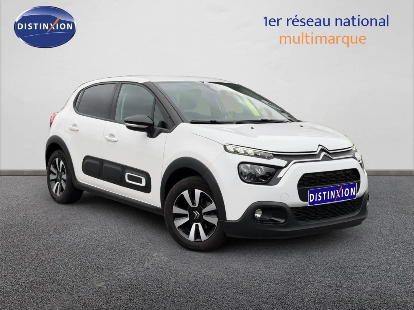 Citroën C3 blanc Banquise vue 3/4 avant droit avec protections latérales noires et jantes alu.