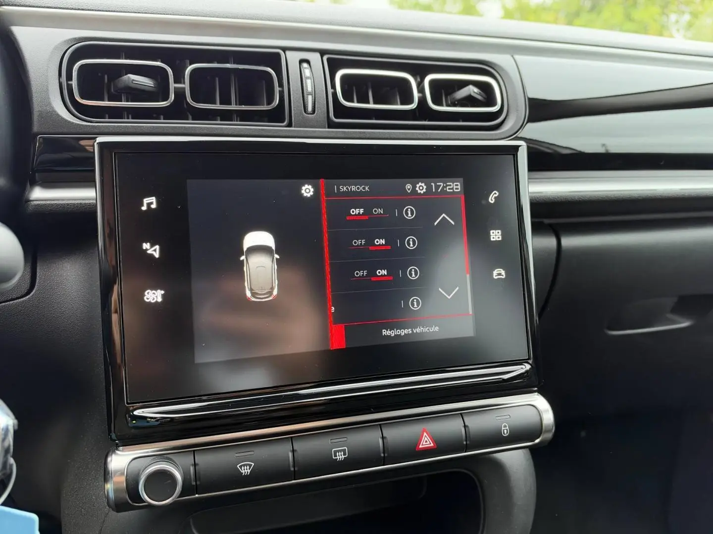Écran tactile central vu de face dans l’habitacle noir d’une Citroën C3 2024 Blanc Banquise.