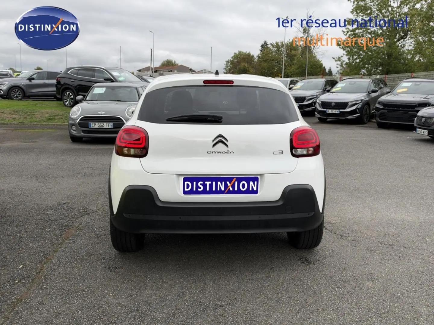 Vue arrière d'une Citroën C3 blanche Banquise 2024 avec feux arrière arrondis et lunette arrière surteintée.