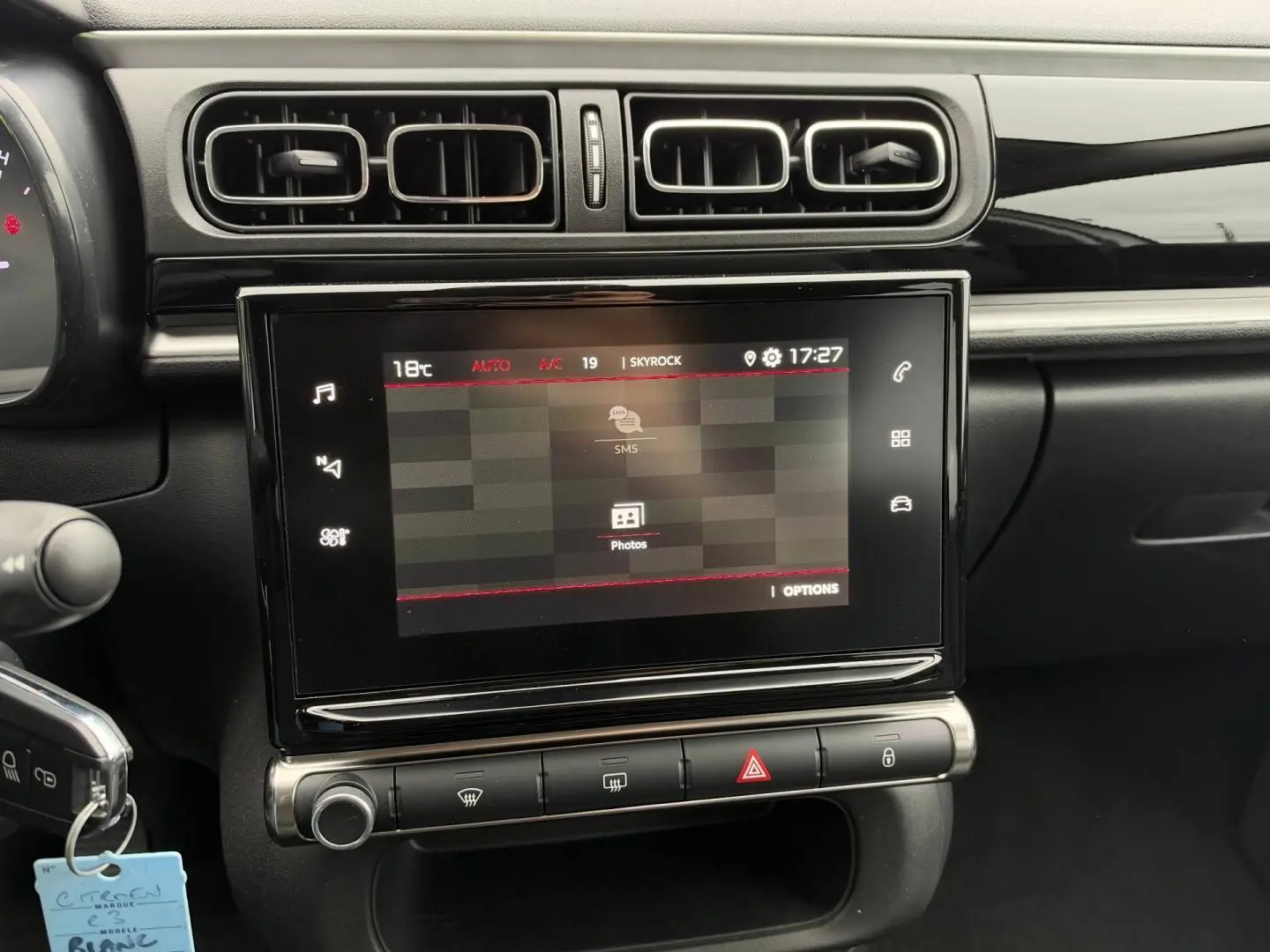 Vue rapprochée de la console centrale noire avec écran tactile et aérateurs rectangulaires dans une Citroën C3 2024 Blanc Banquise.