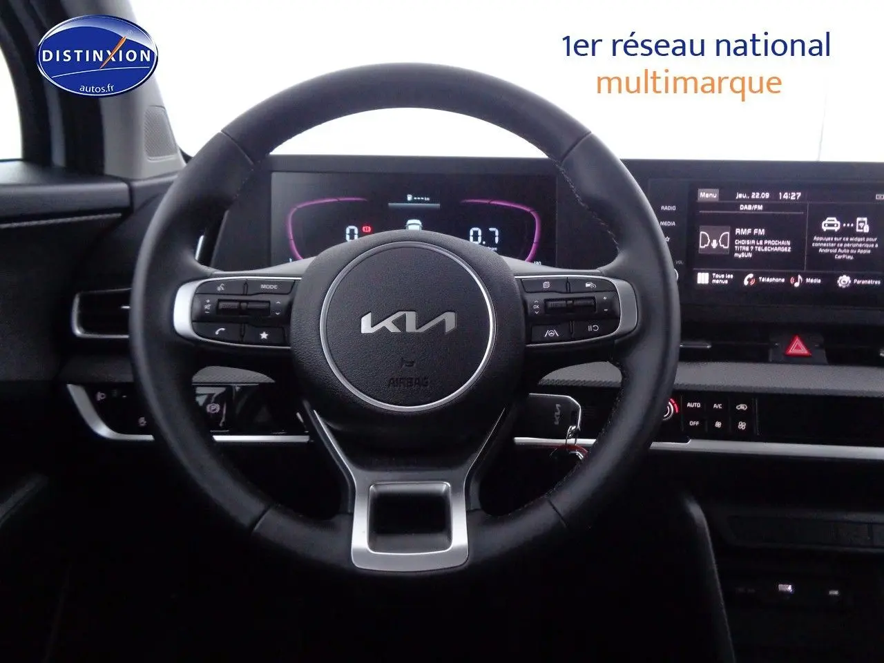 Vue frontale du volant noir du Kia Sportage 2022 avec tableau de bord numérique et écran tactile multimédia.