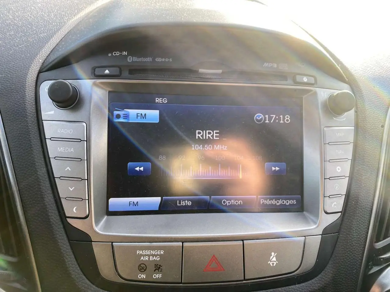 Écran tactile multimédia du Hyundai ix35 2014 affichant la radio FM, vue intérieure centrée sur la console centrale.