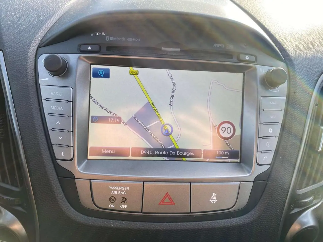 Écran tactile de navigation affichant une carte, intégré au tableau de bord d'un Hyundai ix35 blanc de 2014.