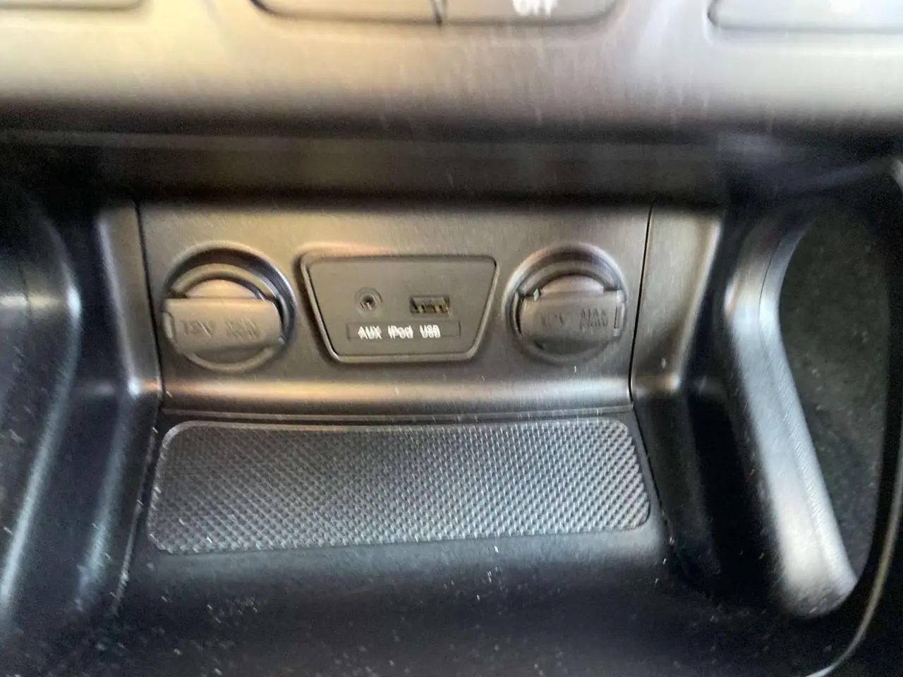 Prise USB, AUX et deux prises 12V visibles sur la console centrale du Hyundai ix35 blanc, vue rapprochée intérieure.