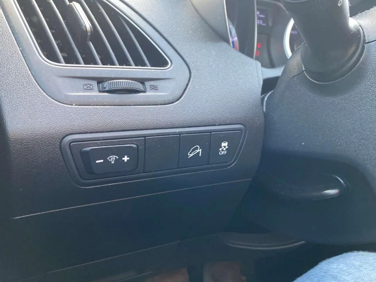 Détail des commandes côté gauche du tableau de bord noir du Hyundai ix35 blanc de 2014.